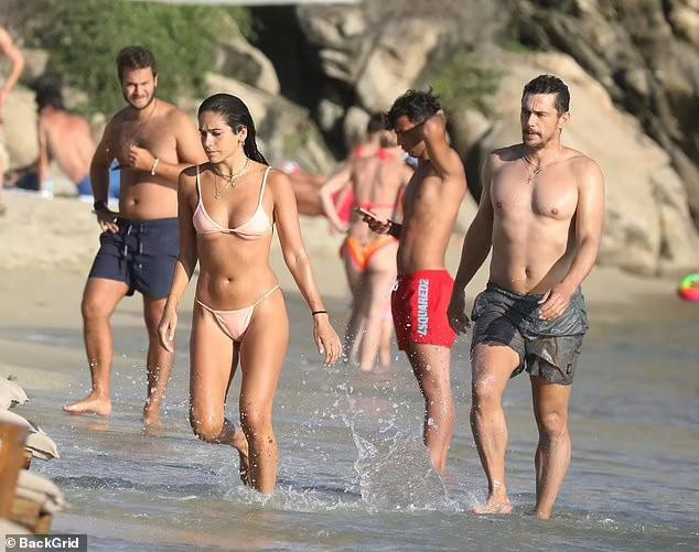 James and Isabel được cho là hẹn hò từ tháng 11/2017 nhưng không công khai tình cảm bởi thời gian đó, nam diễn viên đang vướng phải bê bối lạm dụng tình dục.