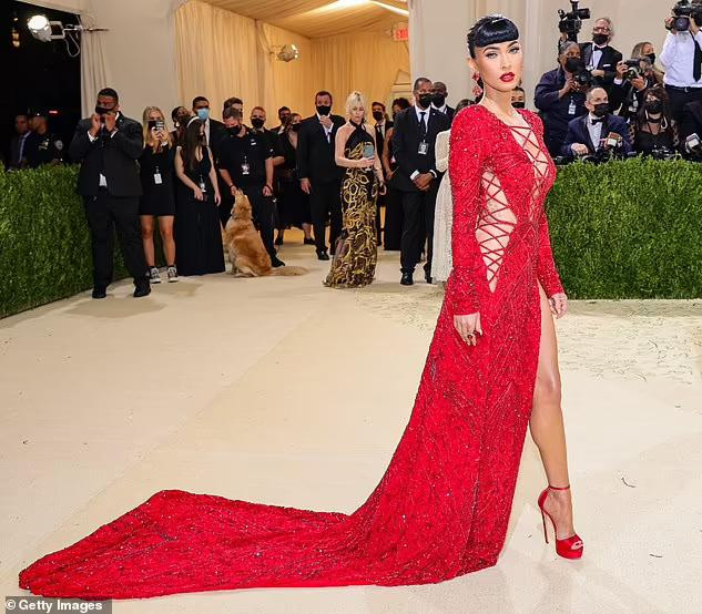 Lần này không thấy bạn trai kém 4 tuổi tháp tùng người đẹp trên thảm đỏ sự kiện.