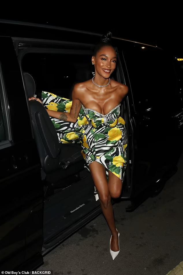 Jourdan Dunn diện chiếc đầm hoa sắc vàng xanh rực rỡ, tông màu tôn làn da bánh mật khỏe khoắn của nàng mẫu.