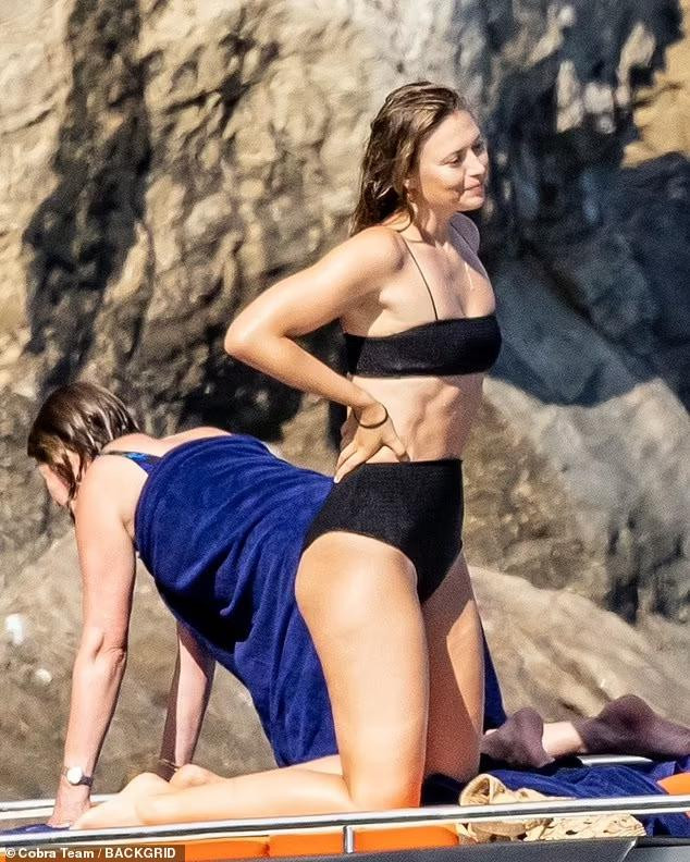 Mỹ nhân làng quần vợt hiện 34 tuổi vẫn sở hữu sắc vóc cực săn chắc, nóng bỏng. Cô tiết lộ trong suốt thời gian phải ở nhà giãn cách vì COVID-19 vừa qua, cô phải &quot;chiến đấu với ham muốn thả lỏng bản thân&quot;, phải cố gắng duy trì sức khỏe và vóc dáng với cách ăn uống khoa học và chăm chỉ tập luyện.