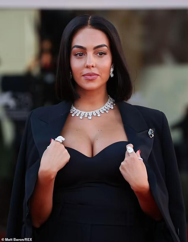 Lễ mở màn Liên hoan phim (LHP) Venice 2021 và công chiếu phim "Madres Paralelas" quy tụ dàn mỹ nhân xúng xính váy áo xinh đẹp quyến rũ. Trong khi đó, bạn gái danh thủ CR7 tham dự với nguyên set đen, áo cúp ngực phô vòng một căng đầy cực "bốc lửa".