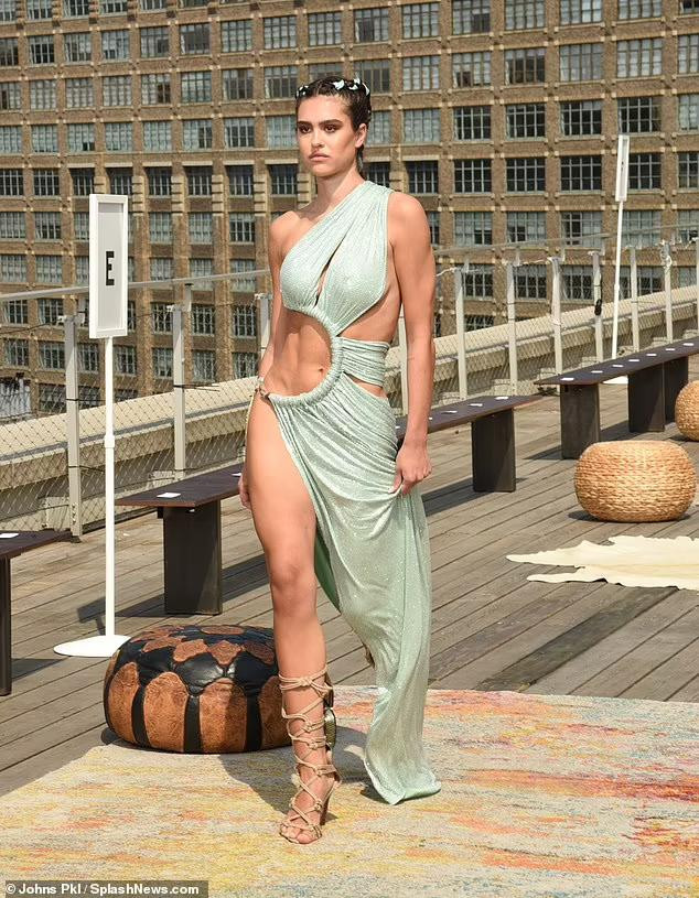 Vừa quyết định chia tay "trai hư" Scott Disick chưa lâu, con gái cặp đôi diễn viên Hollywood nổi tiếng Lisa Rinna và Harry Hamlin nhanh chóng vào guồng quay công việc ở tuần lễ thời trang New York. Vừa quyết định chia tay "trai hư" Scott Disick chưa lâu, con gái cặp đôi diễn viên Hollywood nổi tiếng Lisa Rinna và Harry Hamlin nhanh chóng vào guồng quay công việc ở tuần lễ thời trang New York.