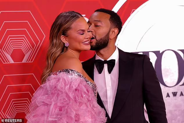 Người đẹp được chồng tình tứ hôn má trên thảm đỏ. Cặp đôi gặp nhau vào năm 2006, sau nhiều năm hẹn hò, cả hai chính thức làm đám cưới vào năm 2013. Người đẹp được chồng tình tứ hôn má trên thảm đỏ. Cặp đôi gặp nhau vào năm 2006, sau nhiều năm hẹn hò, cả hai chính thức làm đám cưới vào năm 2013.