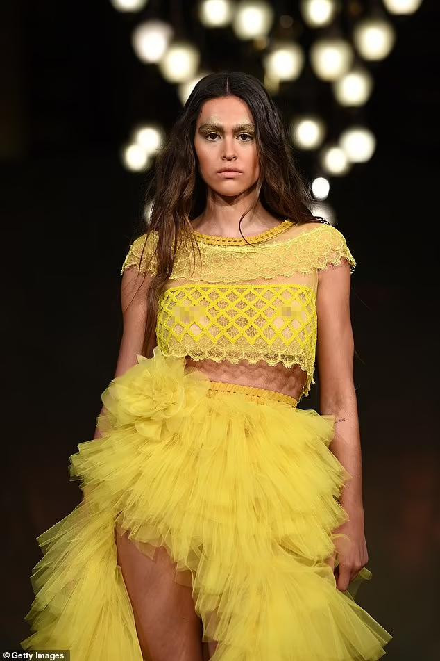 Chân dài 9x mặc bồ váy màu vàng xếp ly như công chúa. Gương mặt trang điểm màu nude, tập trung nhấn vào đôi mắt với nhũ vàng ton-sur-ton với trang phục. Chân dài 9x mặc bồ váy màu vàng xếp ly như công chúa. Gương mặt trang điểm màu nude, tập trung nhấn vào đôi mắt với nhũ vàng ton-sur-ton với trang phục.