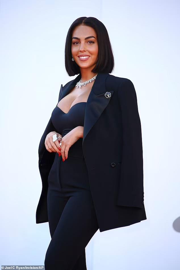 Gương mặt không hề trang điểm cầu kỳ nhưng thần thái và phong cách của bạn gái chàng danh thủ người Bồ Đào Nhà vẫn khiến chị em phải ngưỡng mộ và ghen tị.