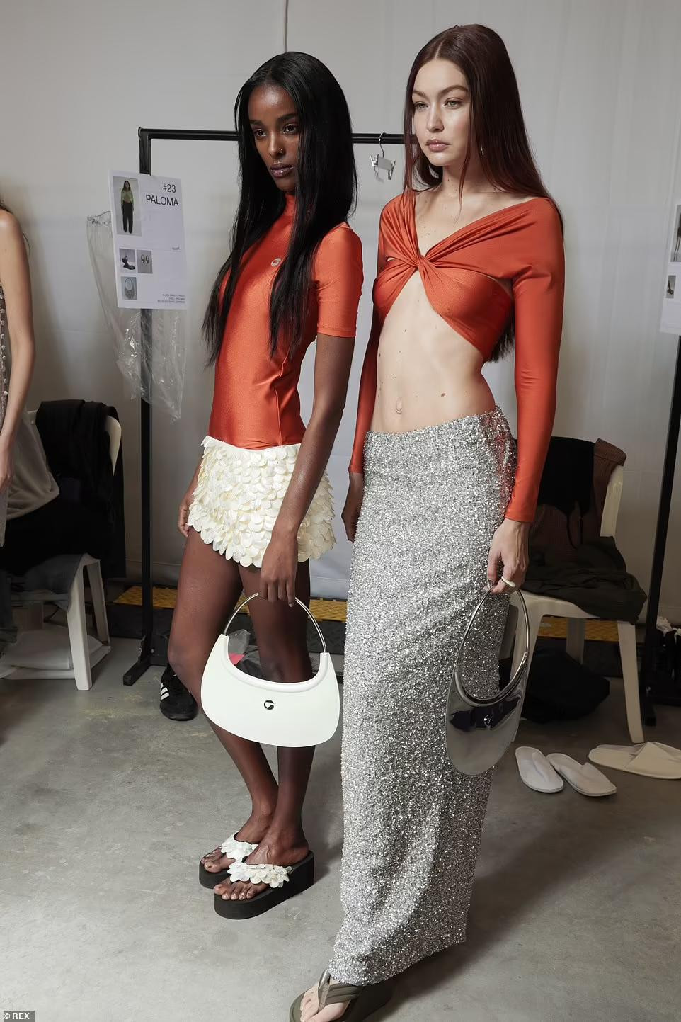 Sắc vóc và thần thái của bà mẹ 1 con khiến chị em phải ghen tị. Gigi Hadid sinh con gái Khai hồi tháng 9 năm ngoái. Đây là con chung đầu lòng của cô với bạn trai lâu năm Zayn Malik. Sắc vóc và thần thái của bà mẹ 1 con khiến chị em phải ghen tị. Gigi Hadid sinh con gái Khai hồi tháng 9 năm ngoái. Đây là con chung đầu lòng của cô với bạn trai lâu năm Zayn Malik.