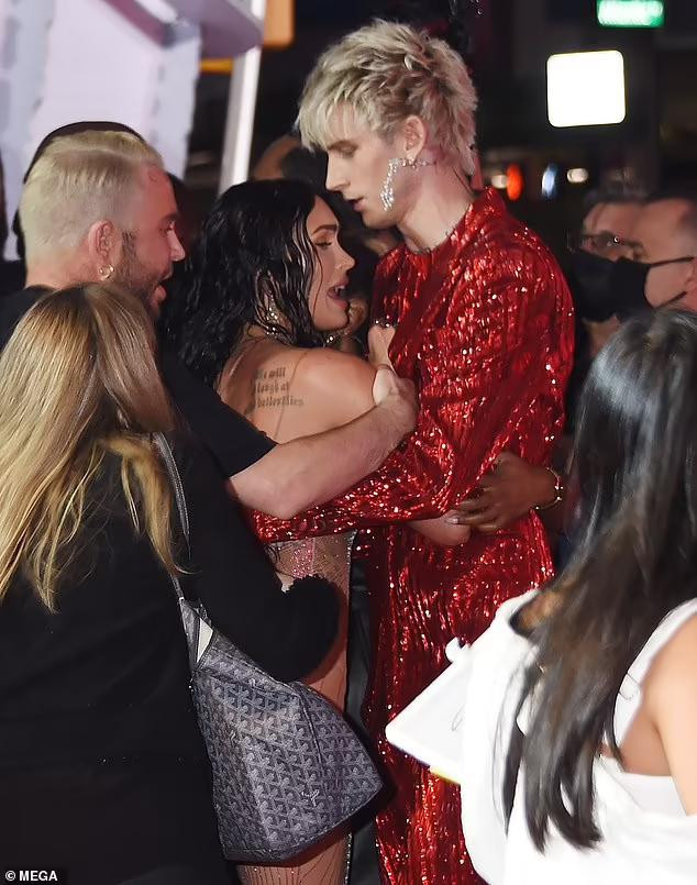 Trước đó, bạn trai nữ diễn viên đã có màn ẩu đả với Conor McGregor - võ sĩ của UFC ngay tại thảm đỏ sự kiện khiến Megan Fox và những người xung quanh phải vào can thiệp.