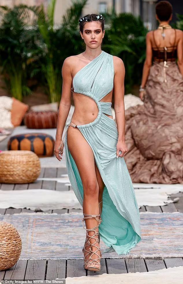 Amelia Hamlin được biết đến là con nhà nòi khi là con gái của cặp đôi diễn viên Hollywood nổi tiếng Lisa Rinna và Harry Hamlin. Chị gái cô là Delilah Belle Hamlin sinh năm 1998, cũng là người mẫu nổi tiếng xinh đẹp và sắc vóc "vạn người mê". Amelia Hamlin được biết đến là con nhà nòi khi là con gái của cặp đôi diễn viên Hollywood nổi tiếng Lisa Rinna và Harry Hamlin. Chị gái cô là Delilah Belle Hamlin sinh năm 1998, cũng là người mẫu nổi tiếng xinh đẹp và sắc vóc "vạn người mê".