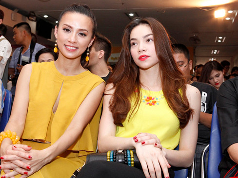 Nữ MC duyên dáng ngồi cùng ghế với 'bà bầu' của nhóm V.Music - ca sĩ Hồ Ngọc Hà. Cả hai vô tình 'đụng' váy vàng rực vô cùng nổi bật