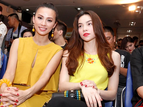 Nữ MC duyên dáng ngồi cùng ghế với 'bà bầu' của nhóm V.Music - ca sĩ Hồ Ngọc Hà. Cả hai vô tình 'đụng' váy vàng rực vô cùng nổi bật