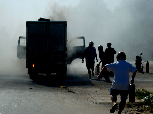 Xe tải bốc cháy giữa đường, chủ cây xăng phải cử người ra ứng cứu