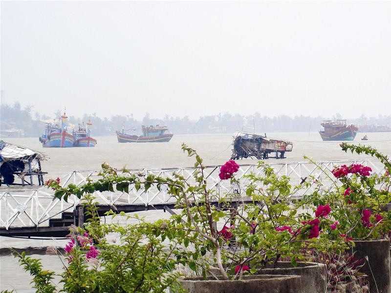 Ngư dân Quảng Bình vào bờ tránh bão