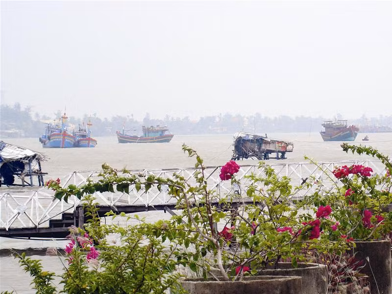 Ngư dân Quảng Bình vào bờ tránh bão