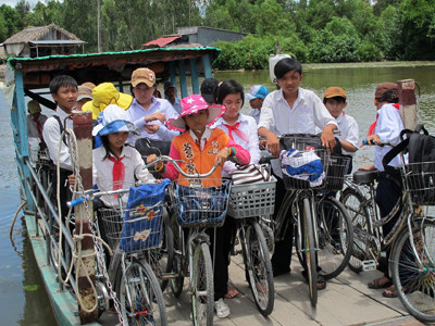 Học sinh ở U Minh - Cà Mau đi đò đến trường. Ảnh: Tiến Hưng