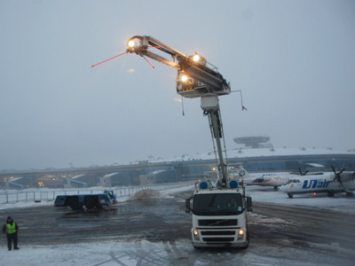 Thiết bị tẩy rửa băng máy bay tại sân bay Vnukovo. Ảnh: Xuân Ba. Thiết bị tẩy rửa băng máy bay tại sân bay Vnukovo Ảnh: Xuân Ba