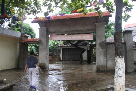 Cổng trường đã đổ bê-tông kiên cố chỉ chờ lắp cánh!