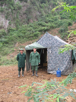 Lực lượng tuần tra biên giới lập lán chốt chặn, song gà vẫn “lọt lưới” . ảnh: Duy Chiến