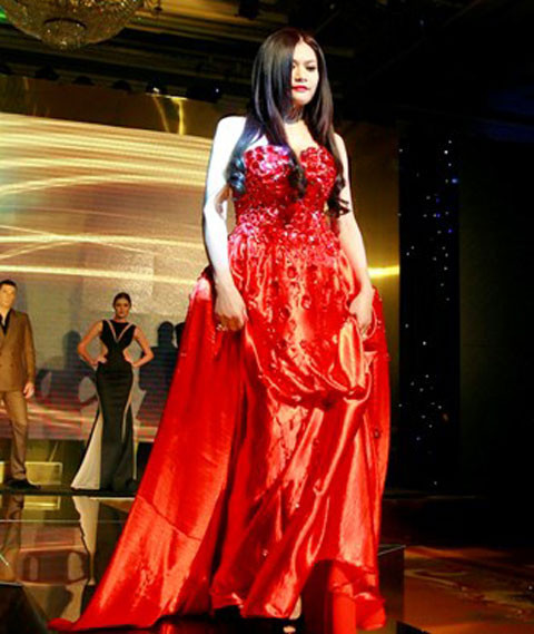 Sau hơn một năm tấn công showbiz, nữ đại gia này trở thành nhân vật thu hút sự chú ý của truyền thông. Dù không còn trẻ trung nhưng với danh tiếng, khả năng tài chính và đặc biệt là sự nâng đỡ của các ngôi sao chiêu trò như Mr Đàm, Lý Nhã Kỳ, sự thành công của nữ đại gia xinh đẹp là điều chắc chắn.