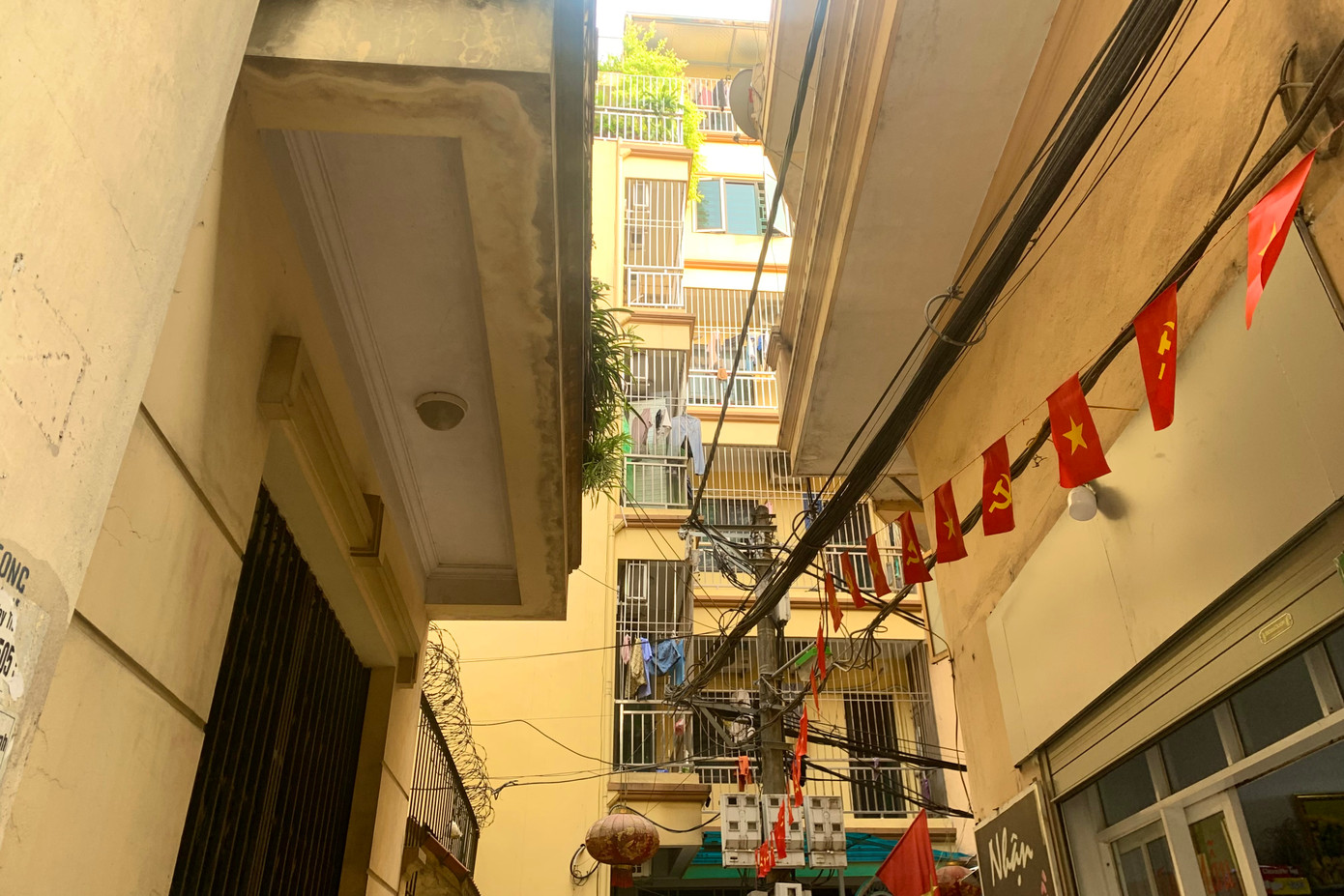 Bên trong những ngõ ngách ngoằn ngoèo này không khó bắt gặp những nhà cao tầng làm nhà trọ, chung cư mini với nhiều căn hộ, mật độ dân cư đông đúc.