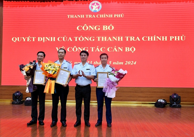 Phó Tổng Thanh tra Lê Sỹ Bảy trao quyết định bổ nhiệm cho tân Phó Cục trưởng Cục IV và tân Phó Cục trưởng Cục II.