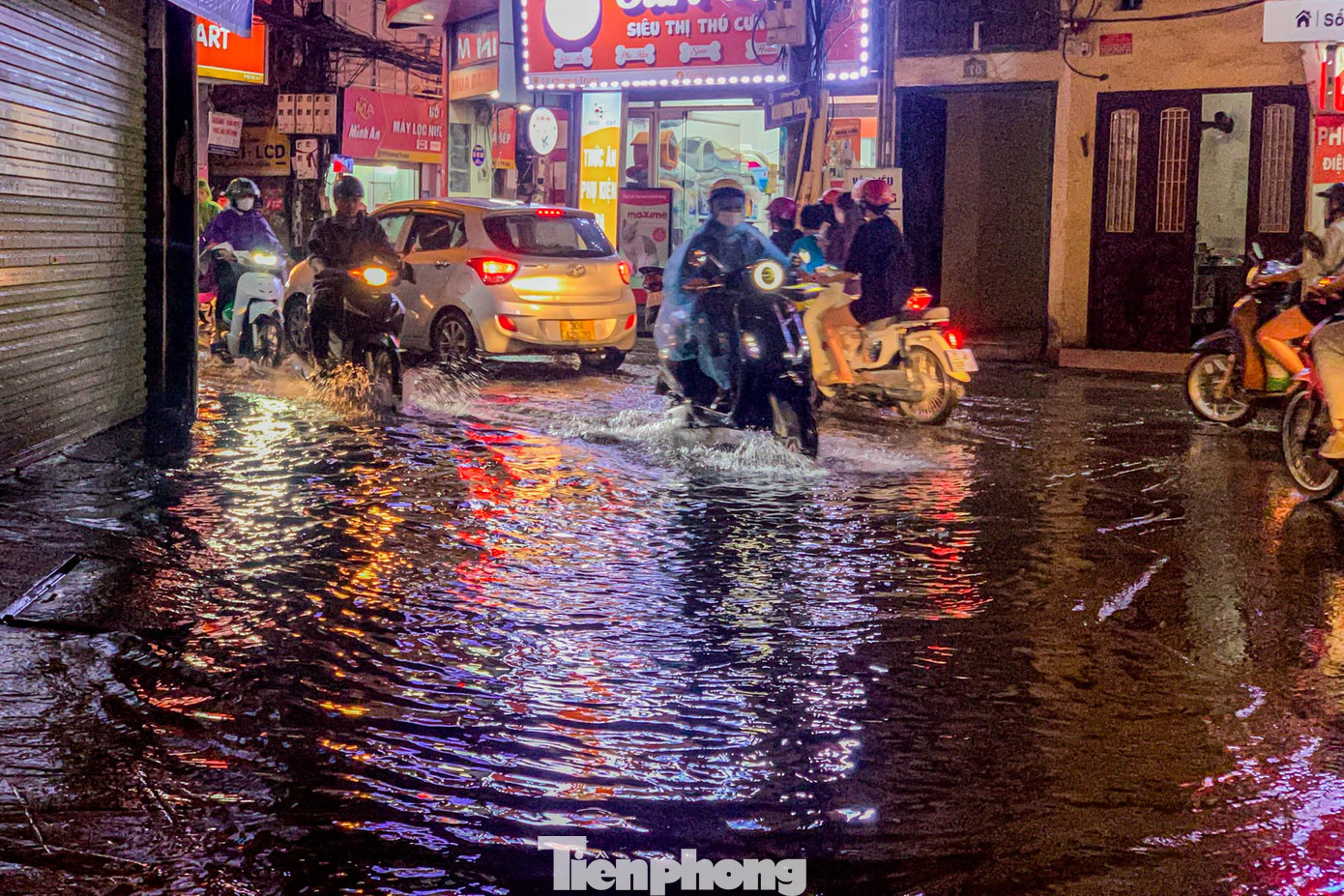 Tình trạng ngập úng tại đầu phố Khương Trung (quận Thanh Xuân) sau cơn mưa rào. Tình trạng ngập úng tại đầu phố Khương Trung (quận Thanh Xuân) sau cơn mưa rào.
