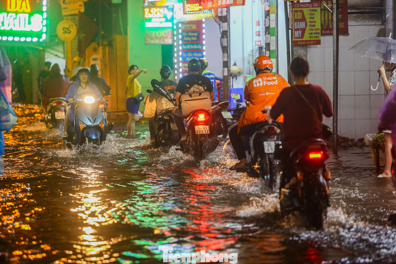 Khoảng 18h30, cơn mưa như trút nước, "đánh úp" xuống Hà Nội khiến nhiều tuyến phố nhanh chóng "thành sông" như Bùi Xương Trạch, Hoàng Văn Thái, Vương Thừa Vũ... chỉ sau 30 phút mưa rào. Khoảng 18h30, cơn mưa như trút nước, "đánh úp" xuống Hà Nội khiến nhiều tuyến phố nhanh chóng "thành sông" như Bùi Xương Trạch, Hoàng Văn Thái, Vương Thừa Vũ... chỉ sau 30 phút mưa rào.