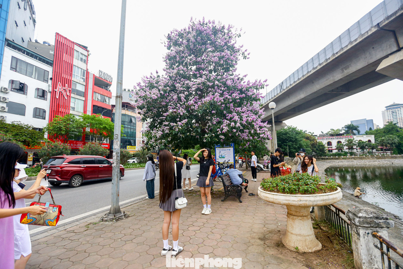 Mọi góc chụp đều đông đúc các "nàng thơ" xếp hàng.