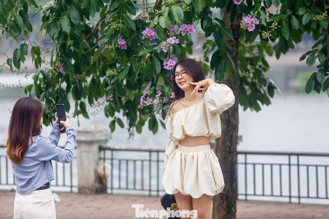 Chụp với hoa bằng lăng chỉ cần đơn giản, đứng cạnh bên hoa là có thể nổi bật.