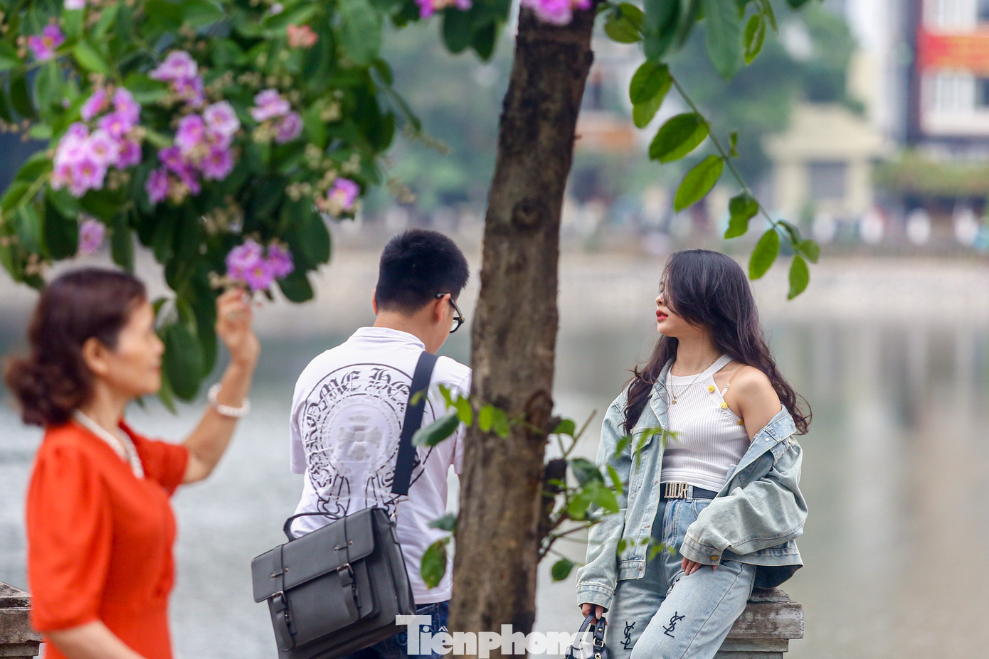 Những cây bằng lăng ở đây không quá cao và vỉa hè tương đối thoáng đãng nên thu hút nhiều "nàng thơ" đến chụp ảnh, mặc thời tiết oi bức.