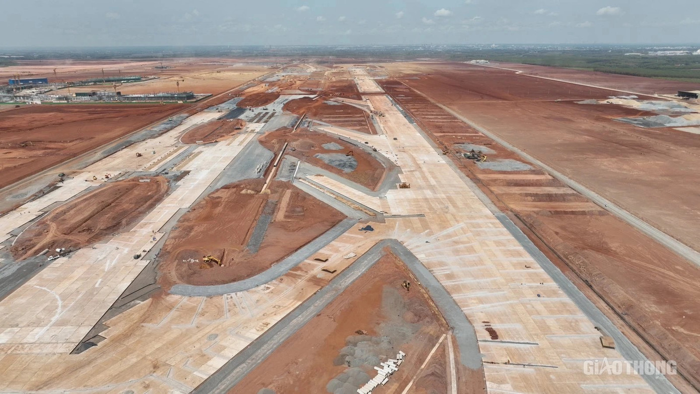 Với gói thầu 4.6- thi công đường cất hạ cánh, ông Lê Văn Tiến (Tổng công ty xây dựng hàng không ACC, đơn vị thi công) cho biết liên danh các nhà thầu đã điều động 1.700 người và 350 trang thiết bị máy móc với 50 mũi thi công làm việc liên tục. Với gói thầu 4.6- thi công đường cất hạ cánh, ông Lê Văn Tiến (Tổng công ty xây dựng hàng không ACC, đơn vị thi công) cho biết liên danh các nhà thầu đã điều động 1.700 người và 350 trang thiết bị máy móc với 50 mũi thi công làm việc liên tục.