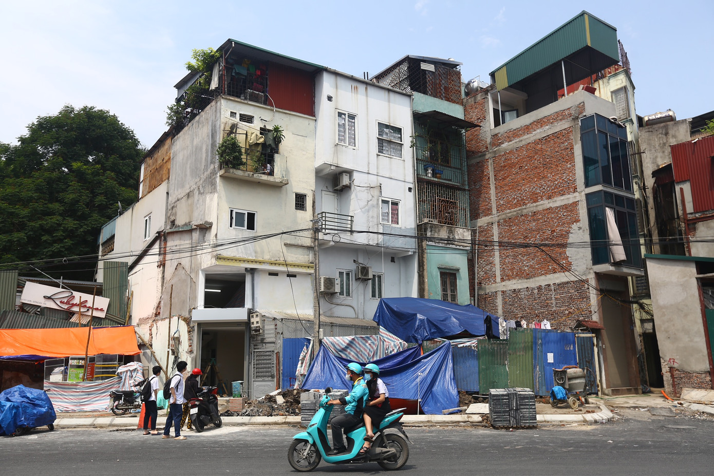 Khu vực mặt phố lộn xộn, nhiều ngôi nhà xây dang dở.