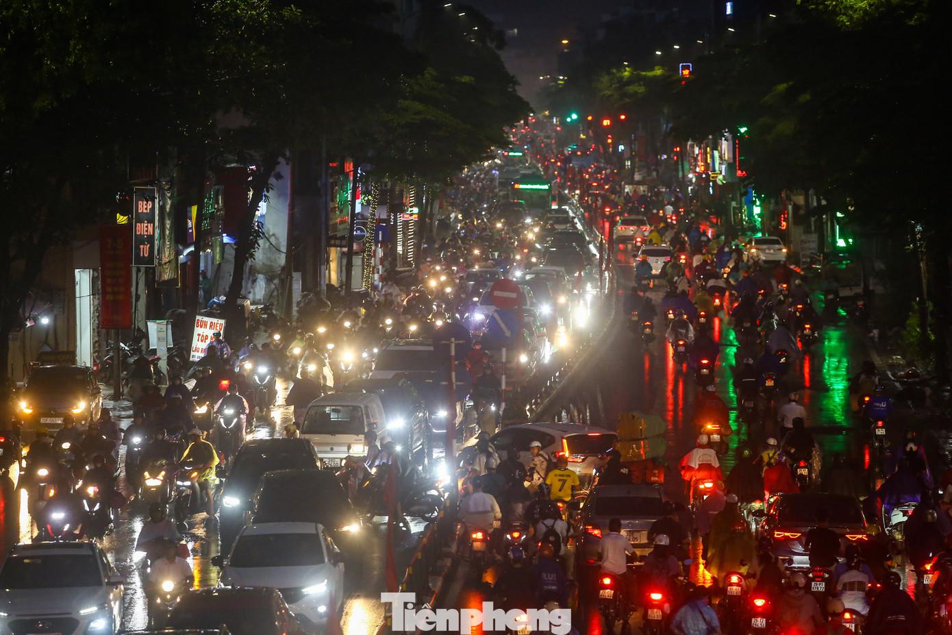 Theo dự báo thời tiết, chiều 7/5, Bắc Bộ và Bắc Trung Bộ có mưa rào và dông cục bộ. Tại Hà Nội, từ chiều tối 7/5 đến ngày 9/5, không khí lạnh kết hợp với vùng hội tụ gió trên cao gây mưa, mưa rào, cục bộ có mưa to và dông rải rác với lượng mưa phổ biến 20 - 40mm, có nơi trên 50mm. Ghi nhận của PV, khoảng 18h, cơn mưa lớn đúng vào thời điểm tan tầm khiến nhiều tuyến phố ở Hà Nội như Tây Sơn, Thái Hà, Nguyễn Trãi, Trường Chinh... ùn tắc cục bộ, có nơi tắc dài nhiều giờ. Theo dự báo thời tiết, chiều 7/5, Bắc Bộ và Bắc Trung Bộ có mưa rào và dông cục bộ. Tại Hà Nội, từ chiều tối 7/5 đến ngày 9/5, không khí lạnh kết hợp với vùng hội tụ gió trên cao gây mưa, mưa rào, cục bộ có mưa to và dông rải rác với lượng mưa phổ biến 20 - 40mm, có nơi trên 50mm. Ghi nhận của PV, khoảng 18h, cơn mưa lớn đúng vào thời điểm tan tầm khiến nhiều tuyến phố ở Hà Nội như Tây Sơn, Thái Hà, Nguyễn Trãi, Trường Chinh... ùn tắc cục bộ, có nơi tắc dài nhiều giờ.