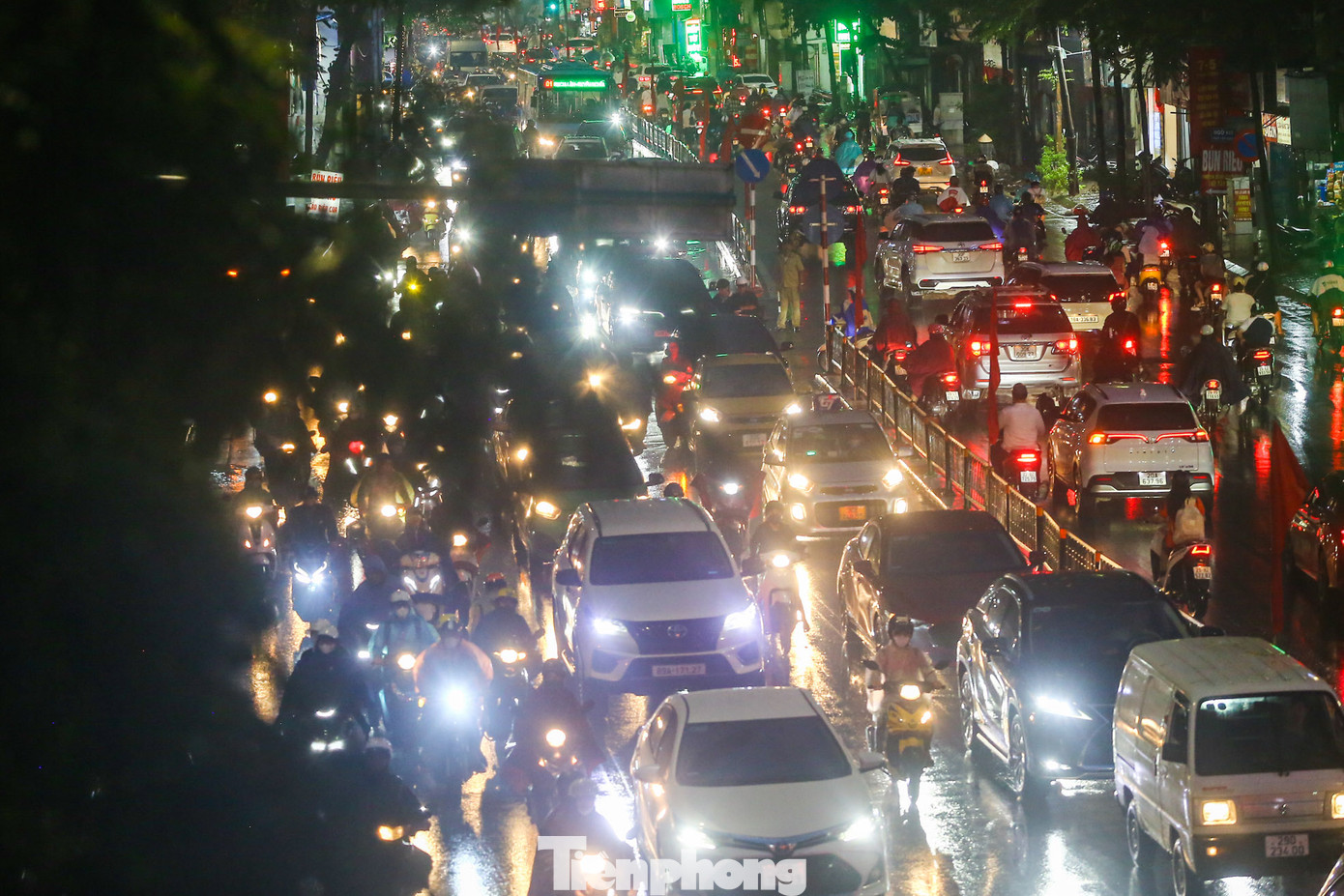 Hình ảnh tuyến phố Tây Sơn ùn tắc đến tối mịt trong cơn mưa rào vào chiều tối nay (7/5). Hình ảnh tuyến phố Tây Sơn ùn tắc đến tối mịt trong cơn mưa rào vào chiều tối nay (7/5).