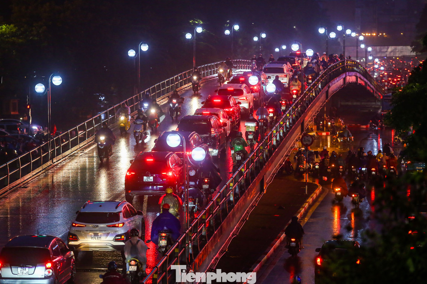 Các phương tiện ùn ứ theo chiều hướng về phía Nam cầu Thái Hà. Các phương tiện ùn ứ theo chiều hướng về phía Nam cầu Thái Hà.