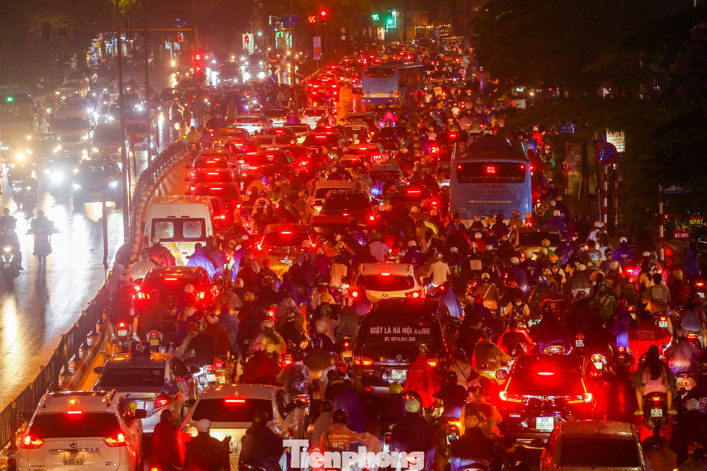 Lượng phương tiện di chuyển qua đây không hề giảm mặc dù qua giờ cao điểm. Lượng phương tiện di chuyển qua đây không hề giảm mặc dù qua giờ cao điểm.