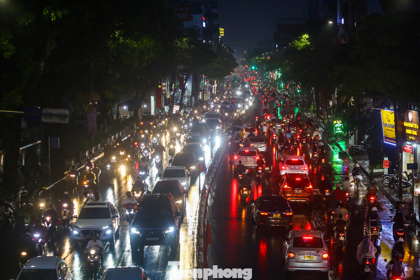 Hình ảnh tuyến phố Tây Sơn ùn tắc đến tối mịt trong cơn mưa rào vào chiều tối nay (7/5). Hình ảnh tuyến phố Tây Sơn ùn tắc đến tối mịt trong cơn mưa rào vào chiều tối nay (7/5).