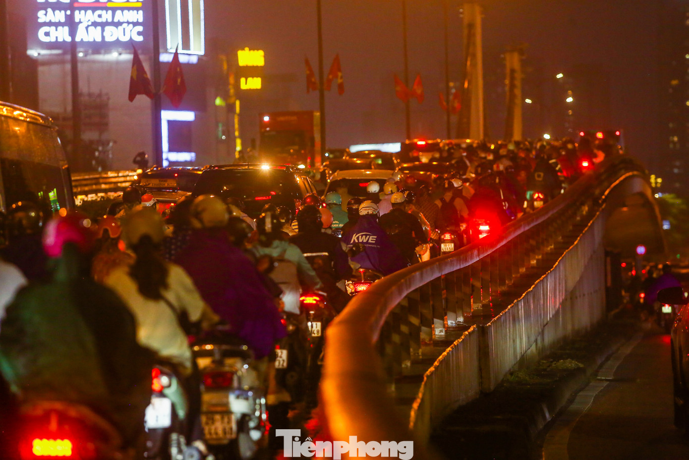 Hình ảnh người dân 'nhích từng bước' trên cầu vượt Ngã Tư Sở. Hình ảnh người dân 'nhích từng bước' trên cầu vượt Ngã Tư Sở.