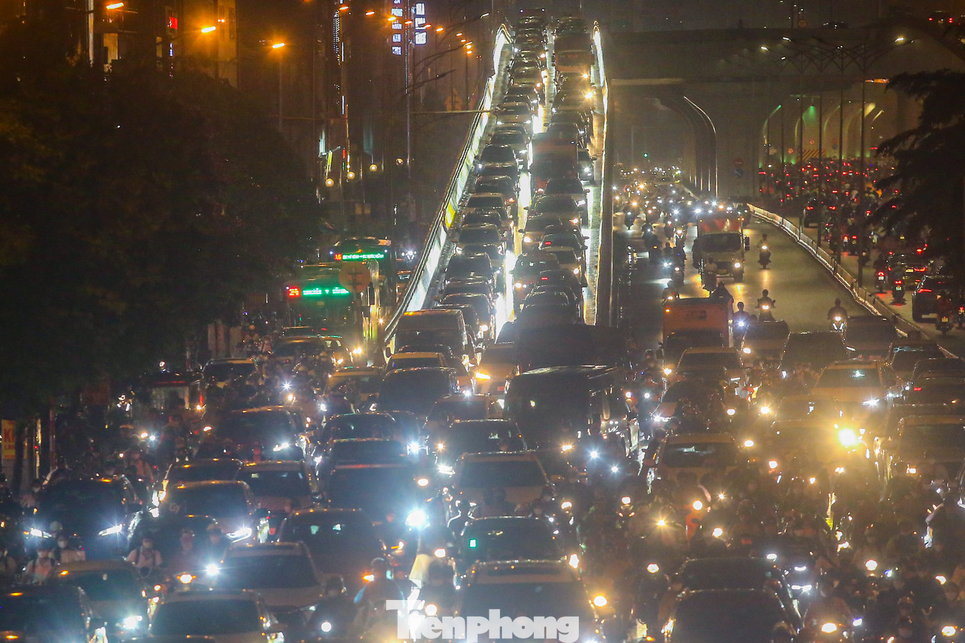 Ô tô nối đuôi nhau chôn chân tại lối xuống từ đường trên cao. Ô tô nối đuôi nhau chôn chân tại lối xuống từ đường trên cao.