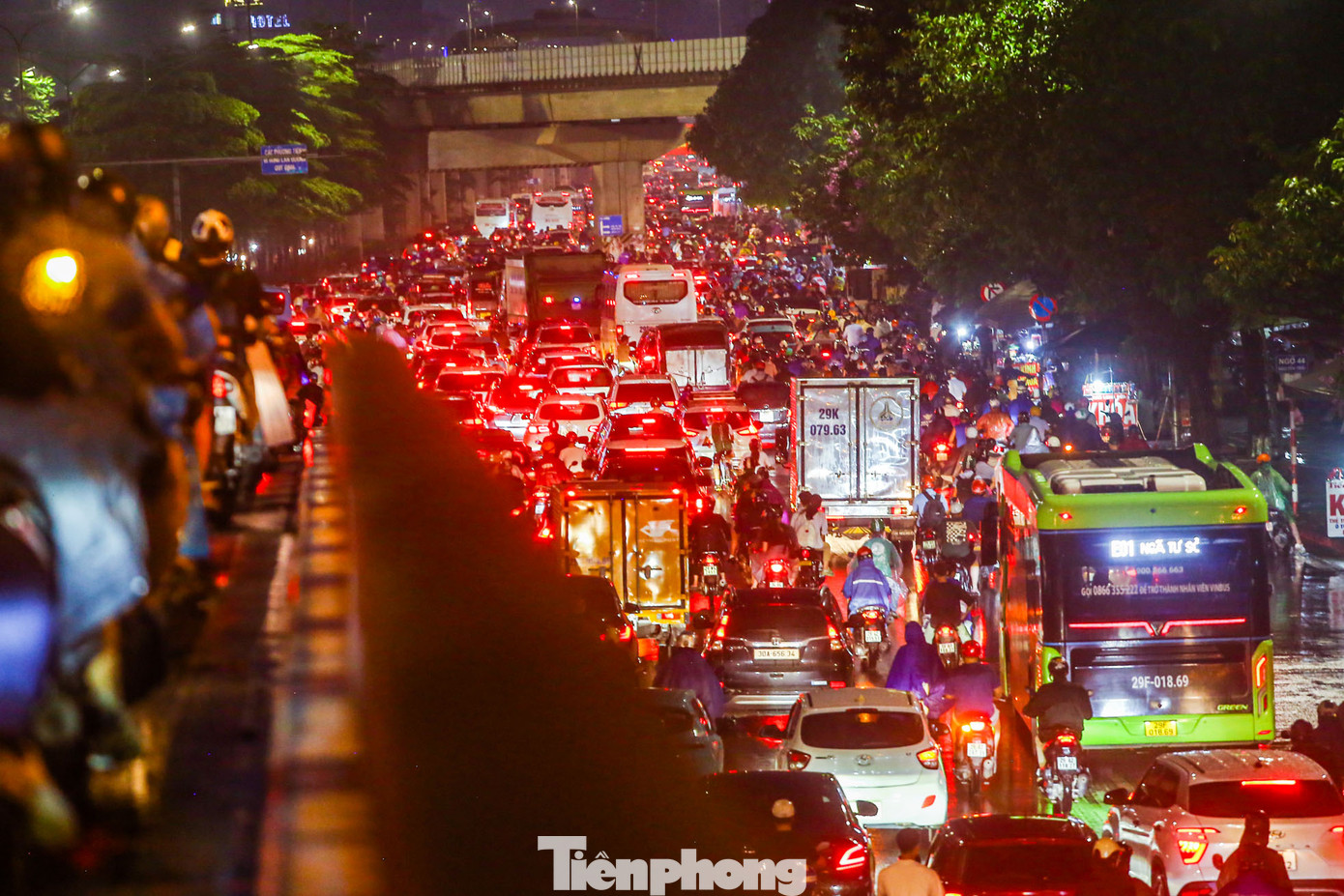 Tuyến đường Nguyễn Trãi ken đặc các phương tiện lúc 19h. Tuyến đường Nguyễn Trãi ken đặc các phương tiện lúc 19h.