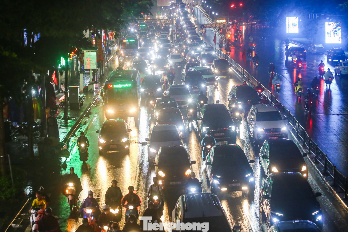 Lượng phương tiện di chuyển qua đây không hề giảm mặc dù qua giờ cao điểm. Lượng phương tiện di chuyển qua đây không hề giảm mặc dù qua giờ cao điểm.