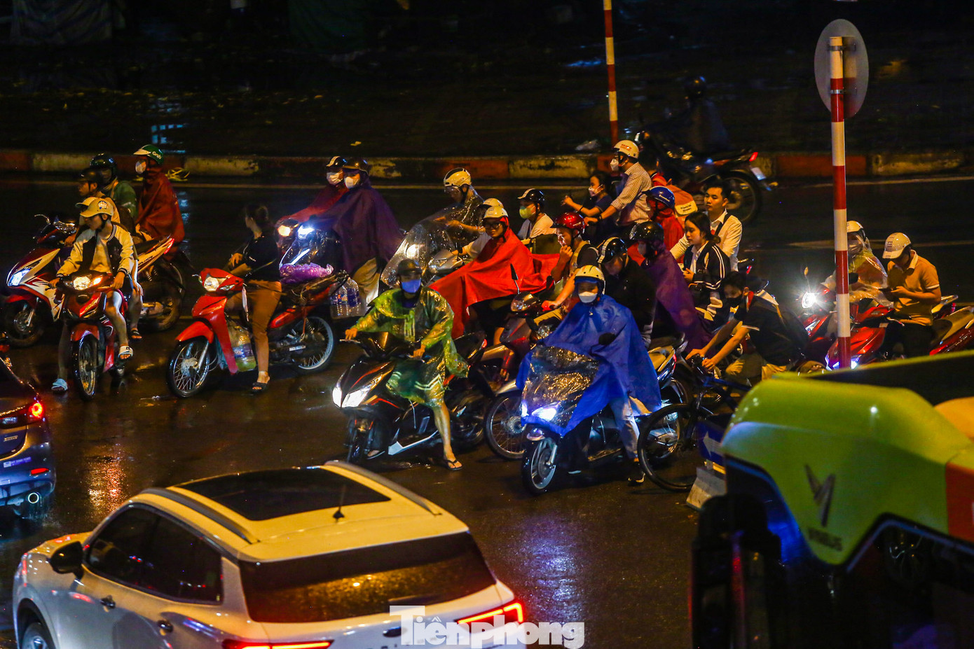 Nhiều người bất chấp nguy hiểm, lái xe đi ngược chiều dưới cơn mưa. Nhiều người bất chấp nguy hiểm, lái xe đi ngược chiều dưới cơn mưa.