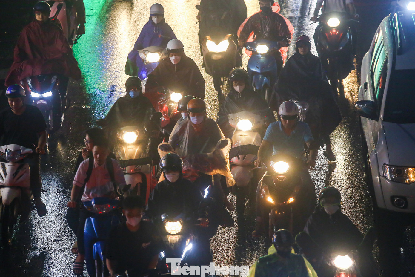 Đến khi trời tối mịt, nhiều người dân vẫn còn phải nhích từng bước ở những khu vực trên. Đến khi trời tối mịt, nhiều người dân vẫn còn phải nhích từng bước ở những khu vực trên.