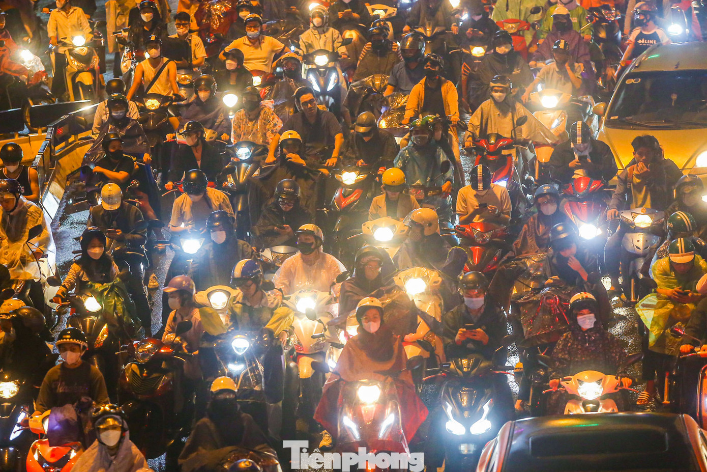 Các phương tiện di chuyển khó khăn, tầm nhìn hạn chế. Các phương tiện di chuyển khó khăn, tầm nhìn hạn chế.