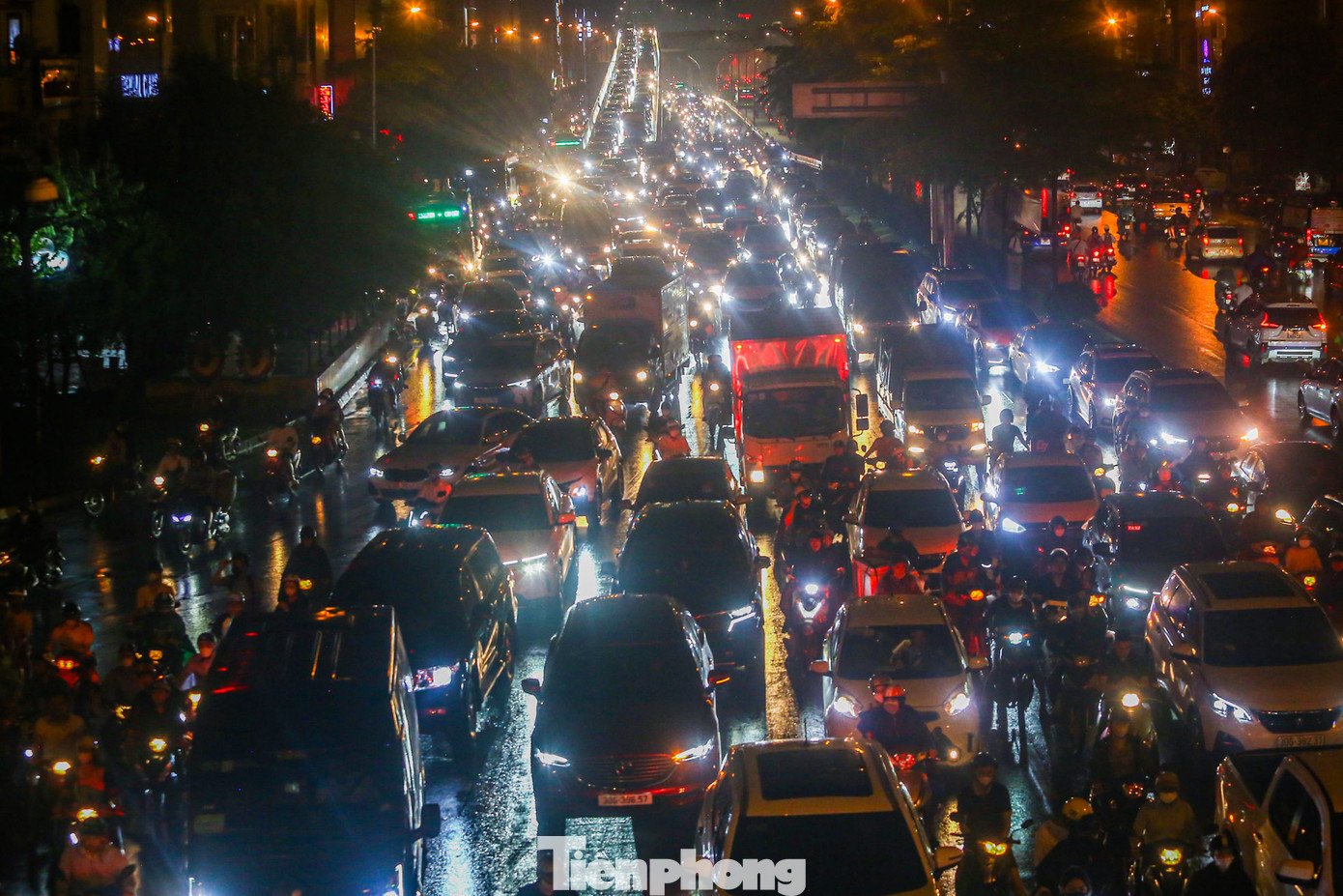 Tương tự, đường Trường Chinh dày đặc phương tiện. Tương tự, đường Trường Chinh dày đặc phương tiện.