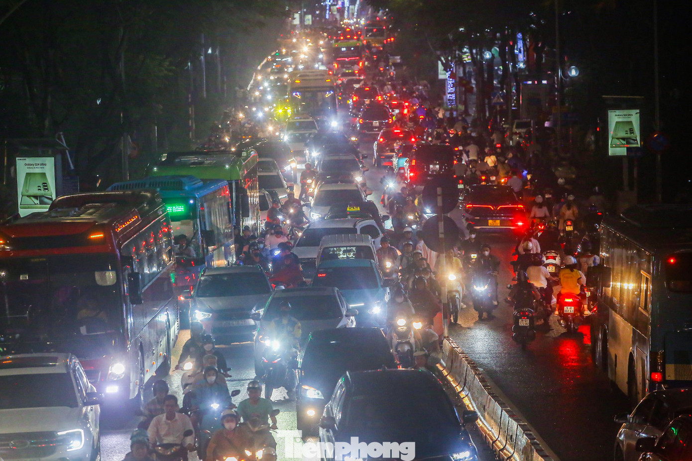 Sau 19h, tình trạng ùn tắc trên phố Thái Hà vẫn còn tiếp diễn. Sau 19h, tình trạng ùn tắc trên phố Thái Hà vẫn còn tiếp diễn.
