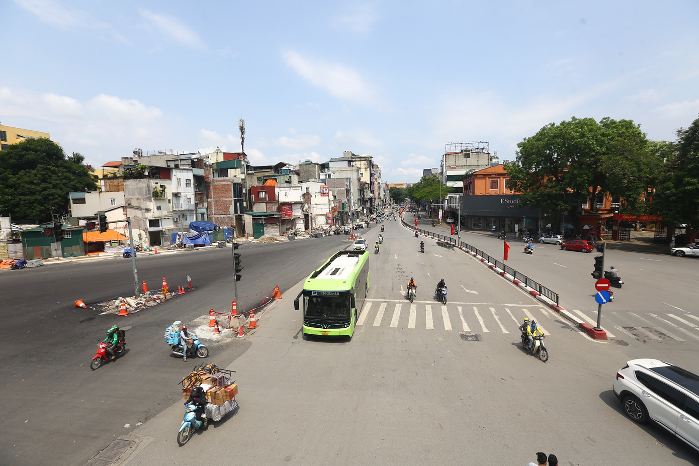 Dự án có tổng mức đầu tư trên 535 tỉ đồng. Trong đó hơn 470 tỉ đồng cho công tác giải phóng mặt bằng với quy mô diện tích khoảng 0,98 ha, Dự án từ cổng Học viện Ngân Hàng qua góc ngã tư, tiếp đến tuyến phố Tây Sơn và kết thúc tại cổng trường Đại học Công đoàn.