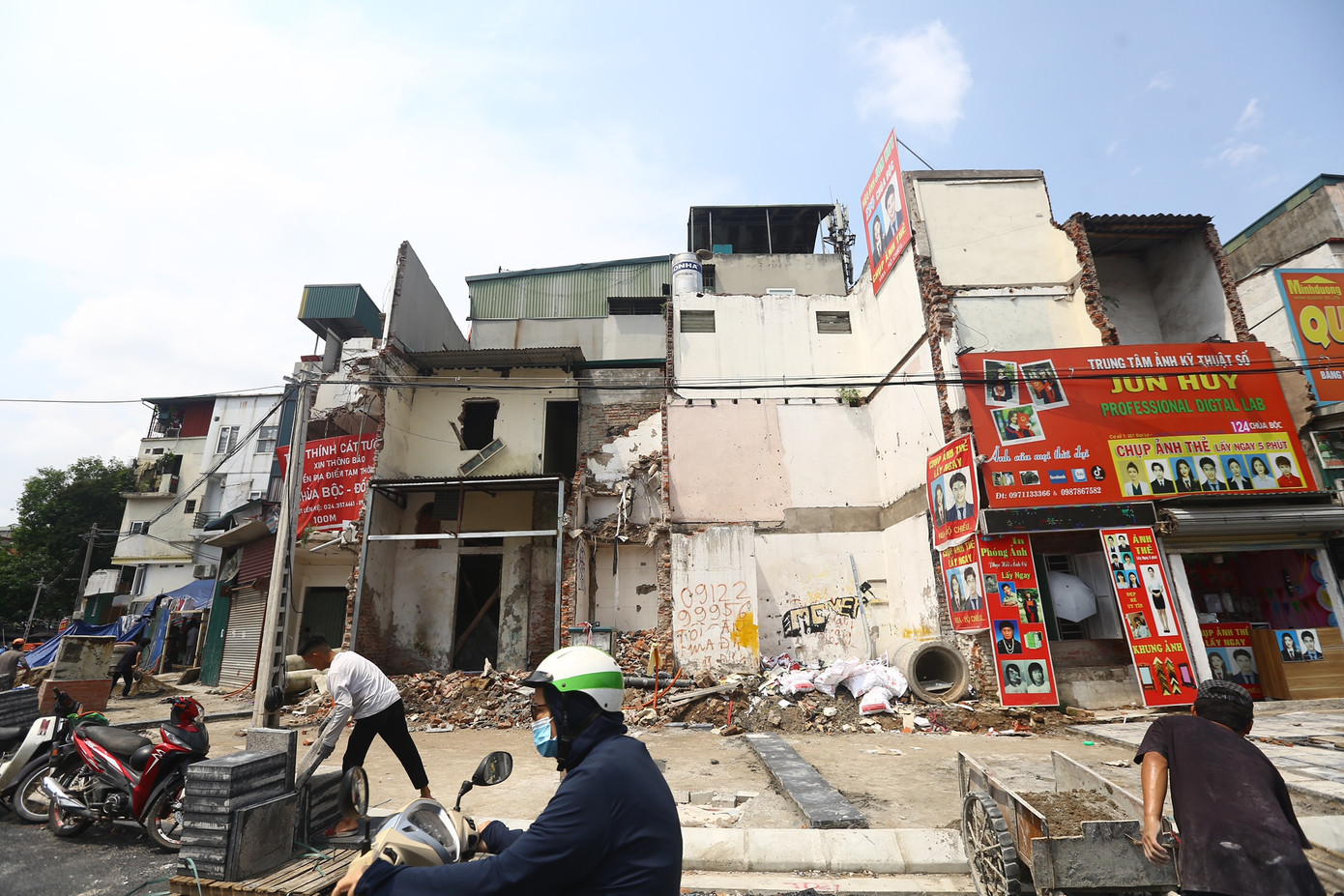 Khu vực mặt phố lộn xộn, nhiều ngôi nhà xây dang dở.
