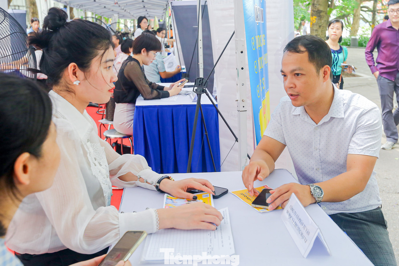 Lao động tìm hiểu vị trí việc làm, phỏng vấn trực tiếp ngay tại Ngày hội. Lao động tìm hiểu vị trí việc làm, phỏng vấn trực tiếp ngay tại Ngày hội.