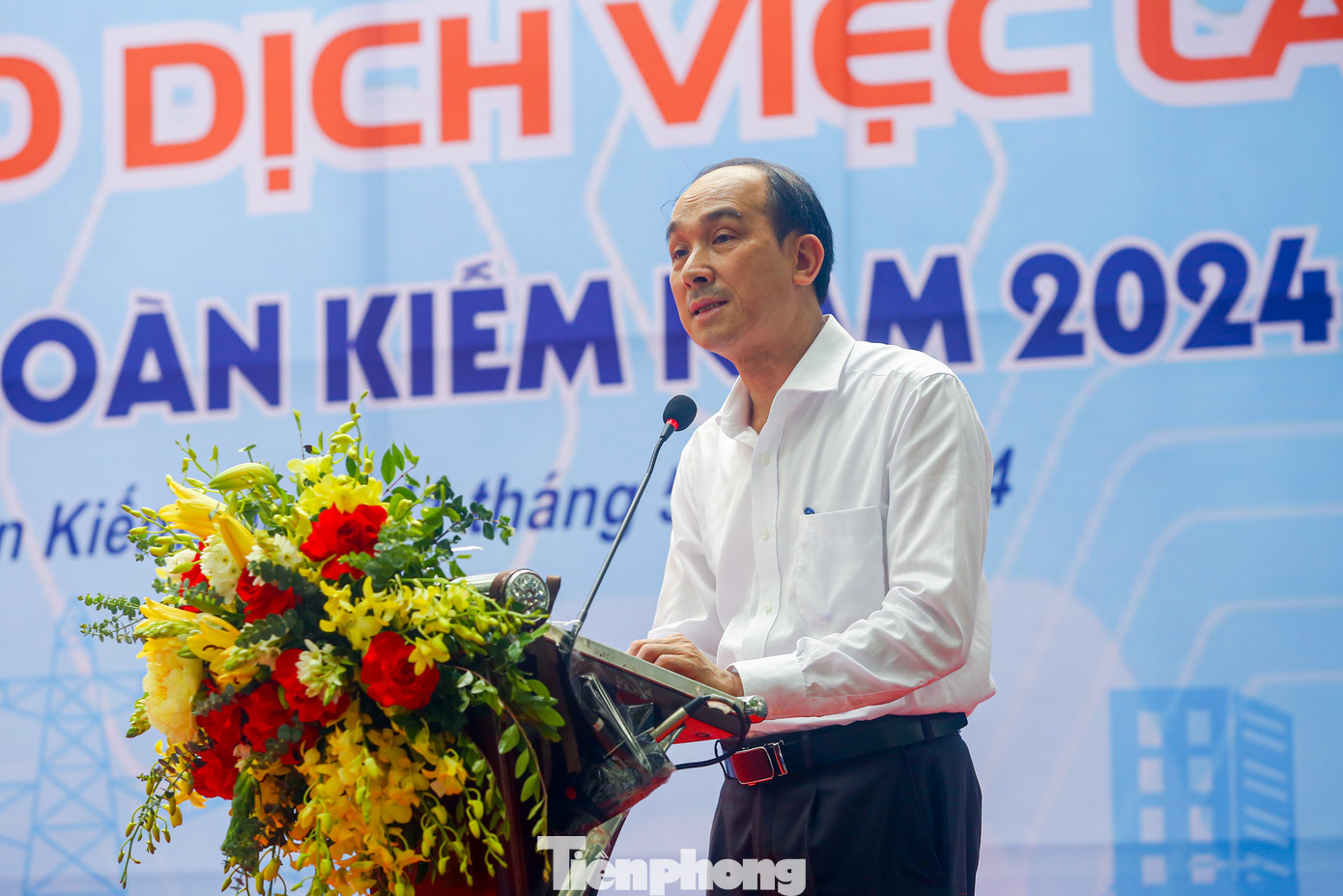 Ông Nguyễn Tây Nam, Phó Giám đốc Sở Lao động - Thương binh và Xã hội (LĐTBXH) phát biểu tại buổi lễ. Ông Nguyễn Tây Nam, Phó Giám đốc Sở Lao động - Thương binh và Xã hội (LĐTBXH) phát biểu tại buổi lễ.