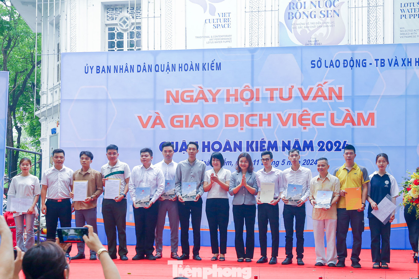 Trao hợp đồng lao động cho người lao động mới được các đơn vị tuyển dụng tại buổi lễ khai mạc. Trao hợp đồng lao động cho người lao động mới được các đơn vị tuyển dụng tại buổi lễ khai mạc.